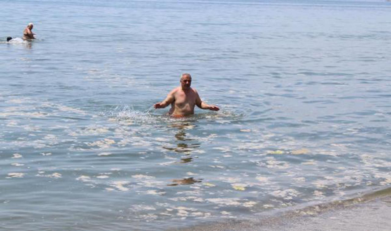 Müsilaja rağmen denize girdiler