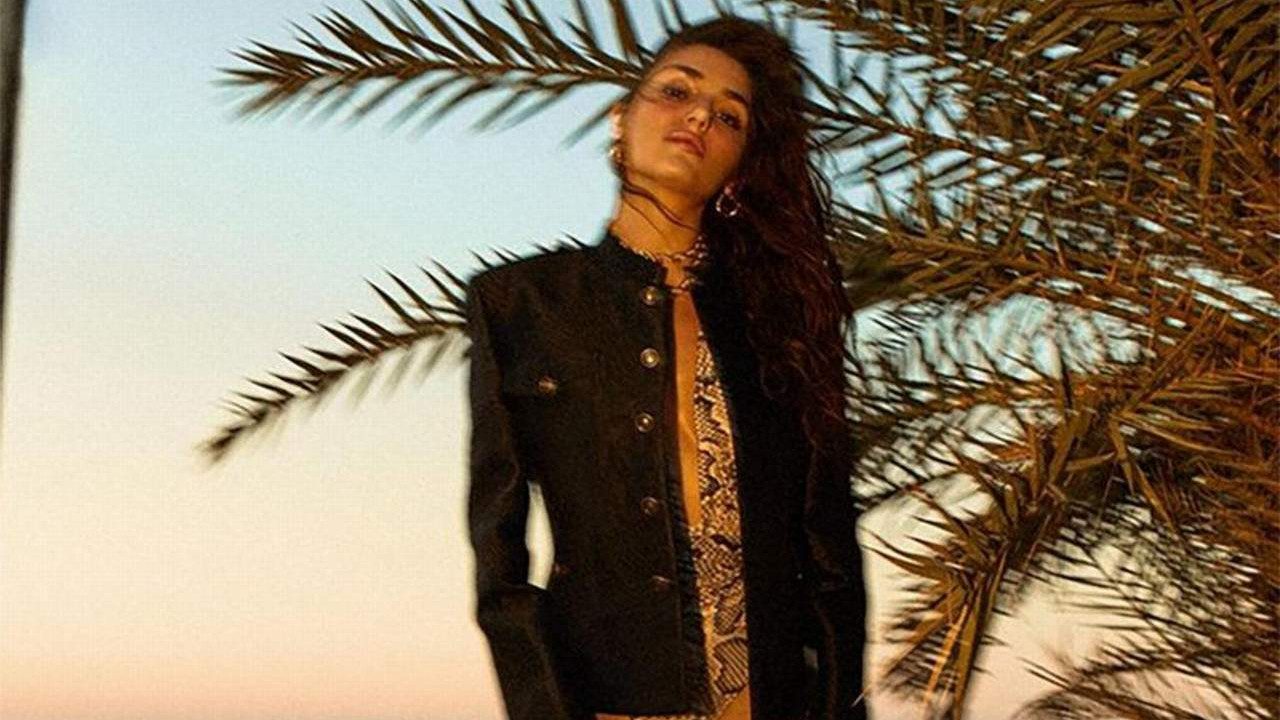 Hande Erçel leopar desenli mayosuyla olay oldu