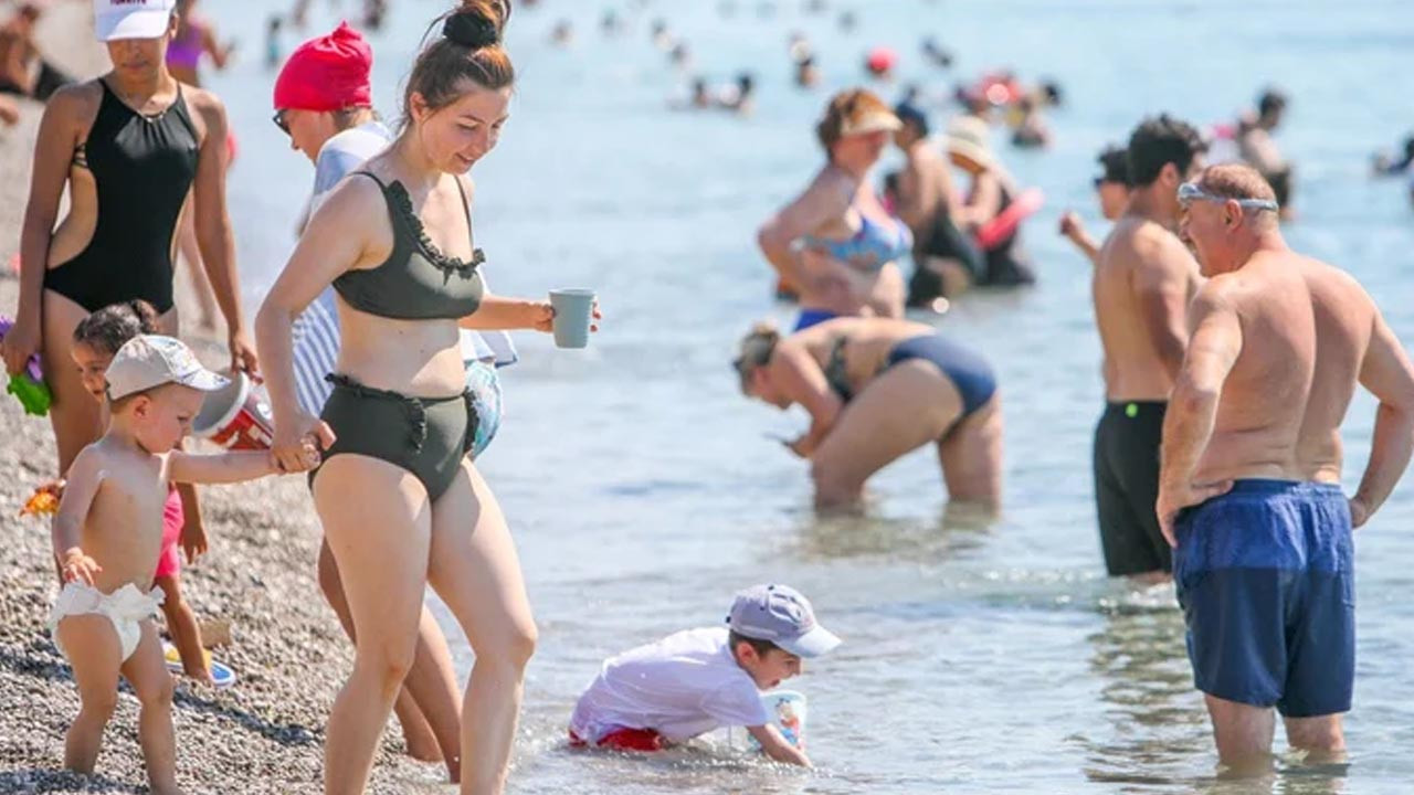 Antalya'da sıcaklık 41 dereceyi gösterince sahiller doldu taştı