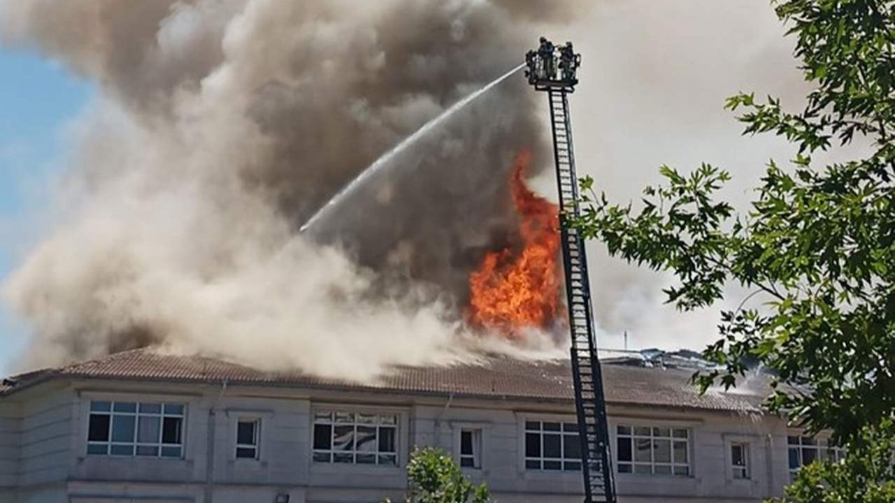 İstanbul'da okul çatısında yangın