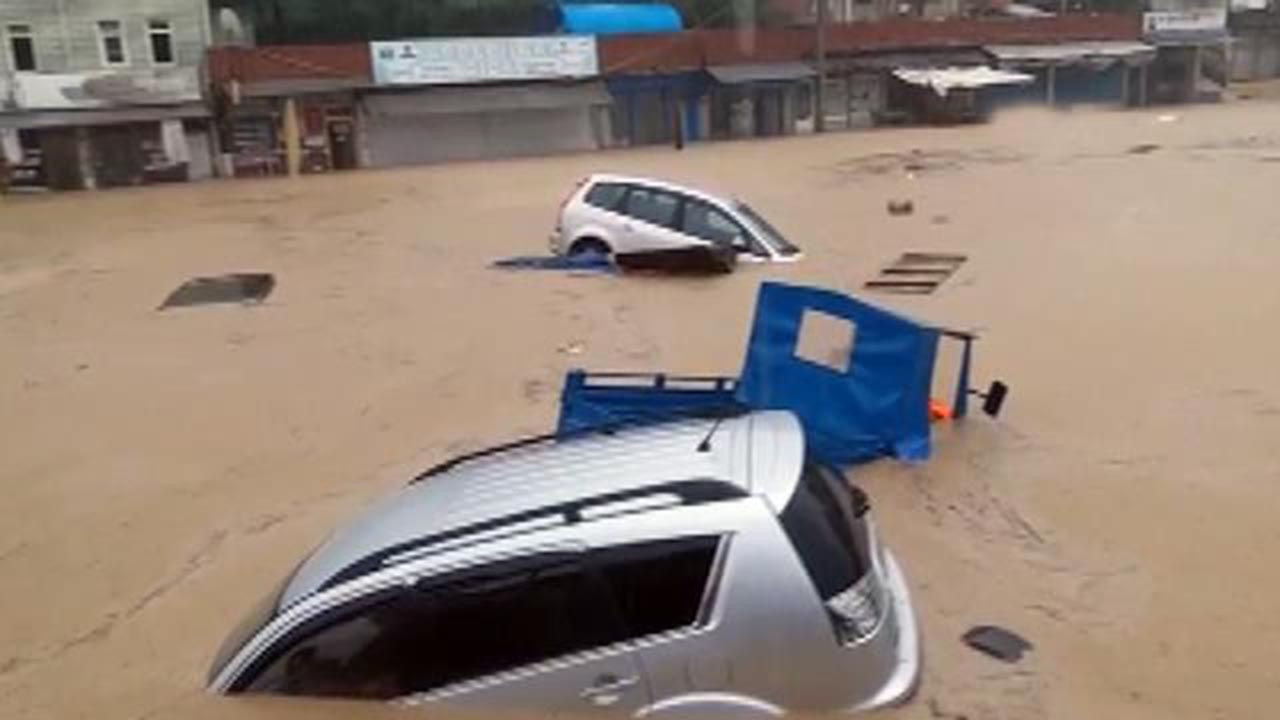 Zonguldak ve Sakarya'da sel kabusu: 1 kişi kayıp, evler ve araçlar sular altında - Resim: 1