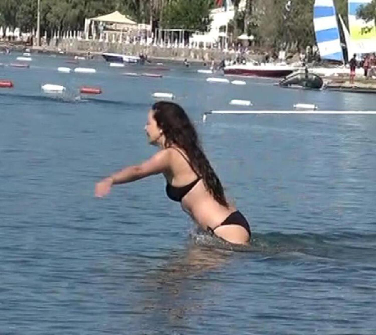 Azra Akın plajın gözdesi oldu