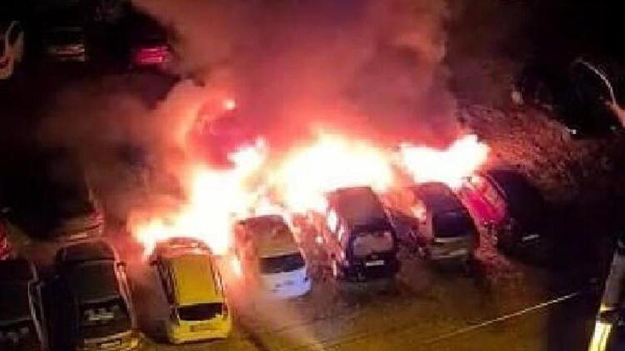 Otoparkta yangın: Çok sayıda araç küle döndü