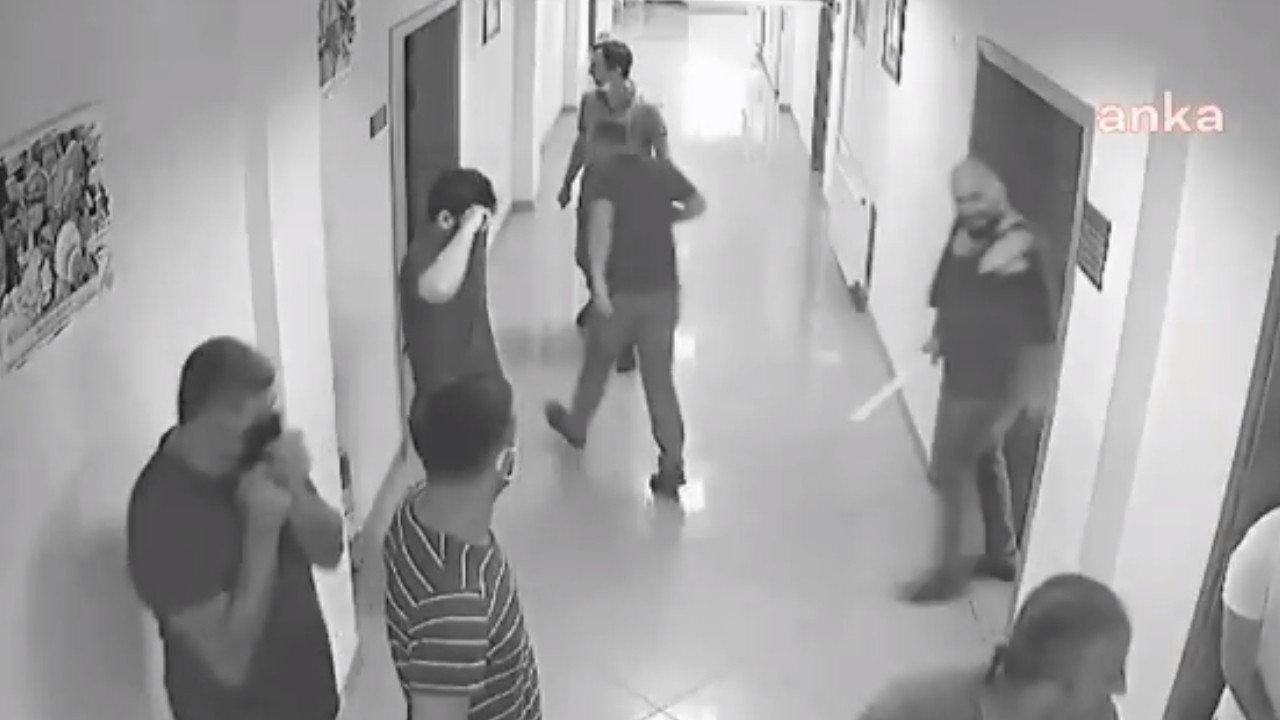 Belediye binasında gazeteciye saldırı anı kamerada