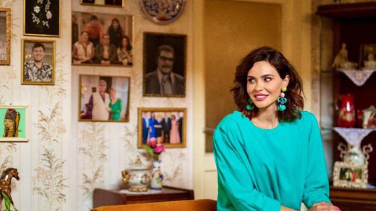 Seksenler dizisinin Amelie'si süper mini elbiseli pozlarıyla olay oldu