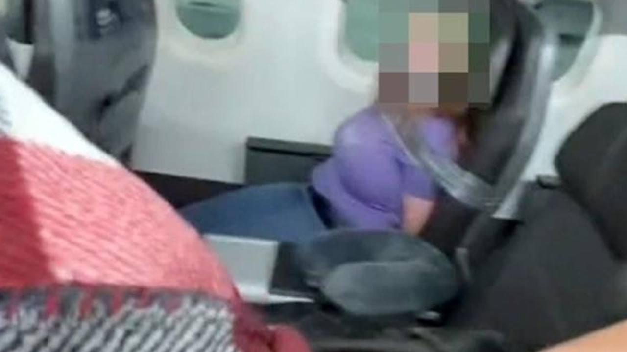 Havada panik anları: Uçağın kapısını açmaya çalışan kadını böyle engellediler