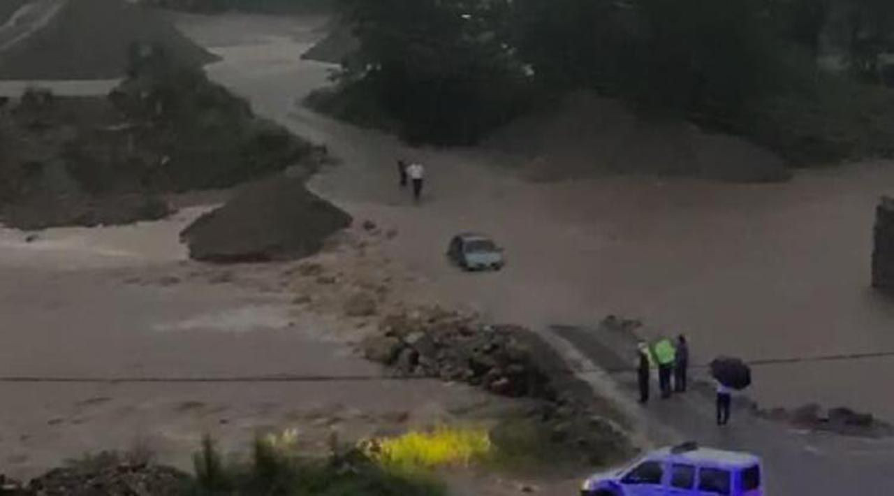 Doğu Karadeniz'i sağanak vurdu: 100 kişi mahsur kaldı - Resim: 3