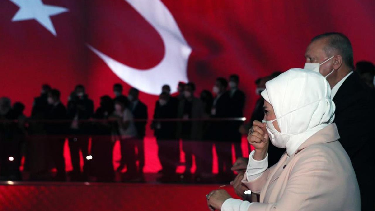 Emine Erdoğan 15 Temmuz anmasında gözyaşlarına hakim olamadı