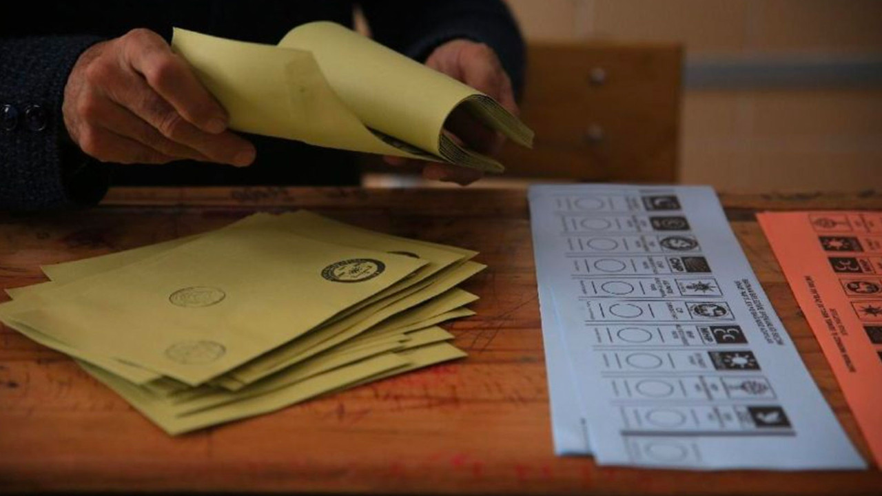 ''Anketi paylaşayım da biraz gülün'' deyip açıkladı: AK Parti ile MHP'nin oyu %51