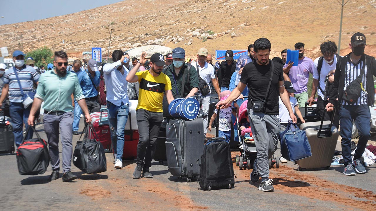 Savaş var kaç, bayram var dön! Türkiye'deki Suriyeliler sınıra dayandı