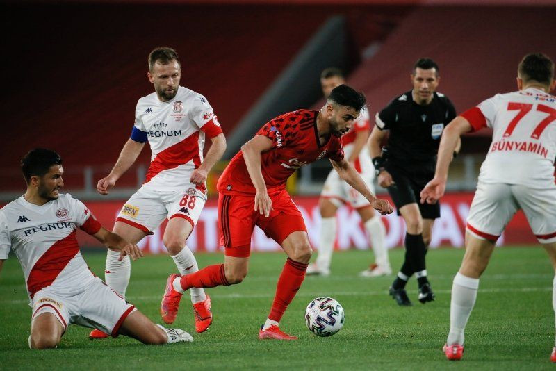 Beşiktaş ve Galatasaray arasındaki Ghezzal savaşının kazananı kim olacak ? - Resim: 4