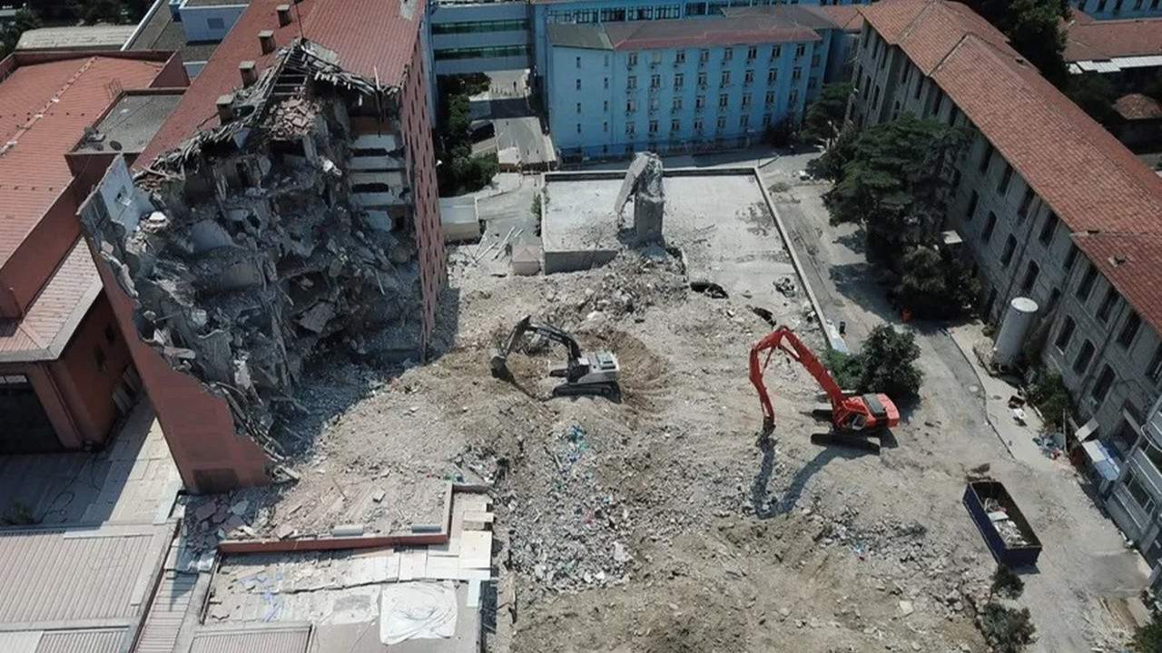 İstanbul'un tarihi binasının yıkımına başlandı