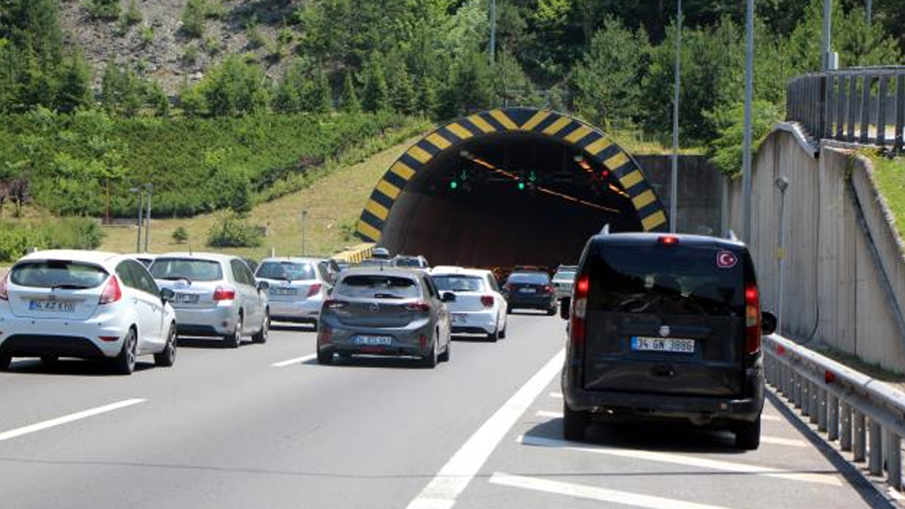 Tatilcilerin dönüş çilesi: Birçok ilde trafik durma noktasına geldi