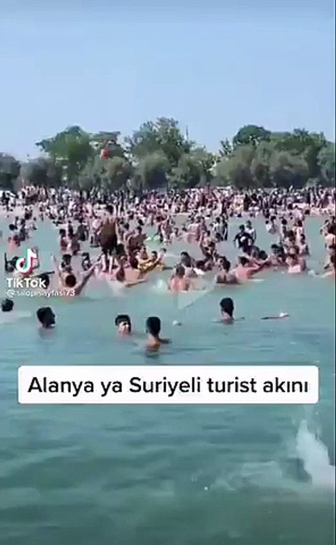 Suriyelilerin ''Allahu Ekber'' nidalı tatil keyfi kamerada