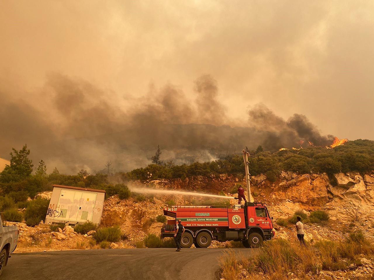 Kabus bitmiyor! Mersin'in 2 ilçesinde orman yangını - Resim: 1