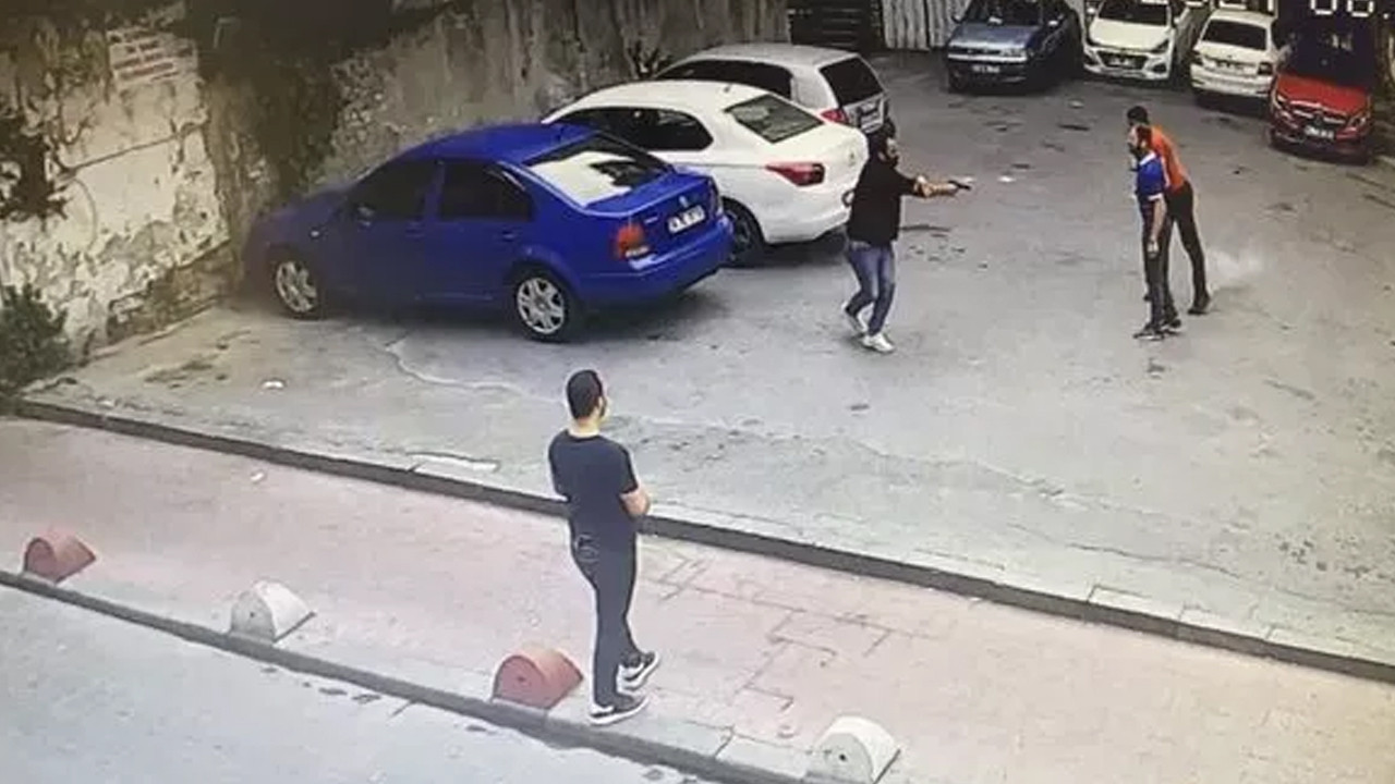 Beyoğlu'nda silahlı bıçaklı kavga: 1 kişi hayatını kaybetti