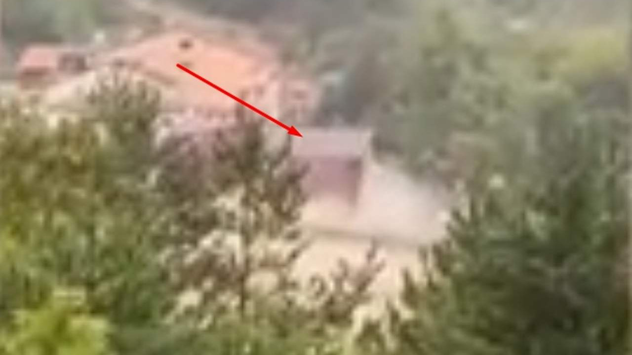 Sinop'ta sel sularının evi yuttuğu an kamerada