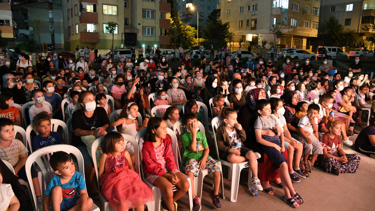 Kadıköy Belediyesi engellere rağmen çocuklara tiyatroyu götürüyor
