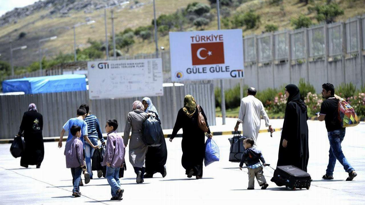 AK Partili isim Suriyeli sorunu için Türkiye'deki Türkleri de ''misafir'' ilan etti