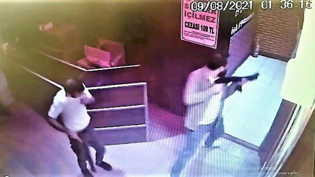 Pavyonda kız arkadaşını görünce dehşet saçtı