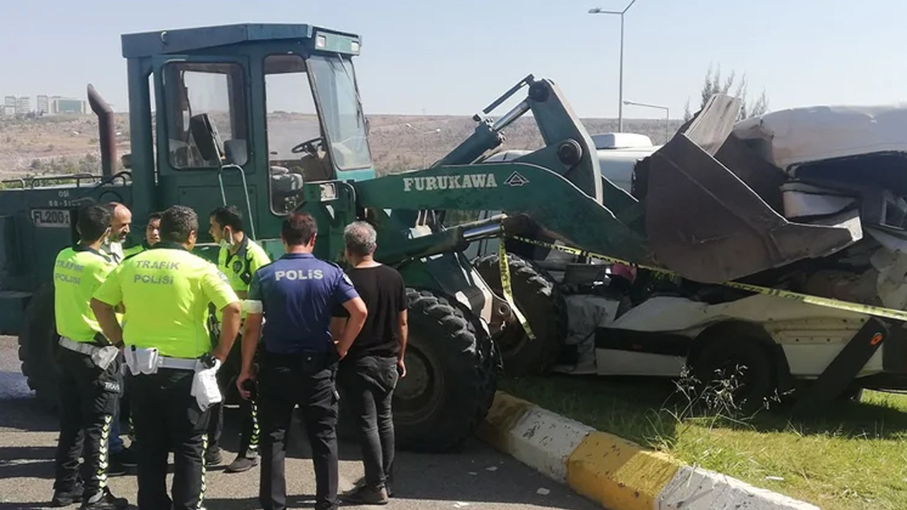 Korkunç kaza: İş makinesi öğrenci servisini ezdi