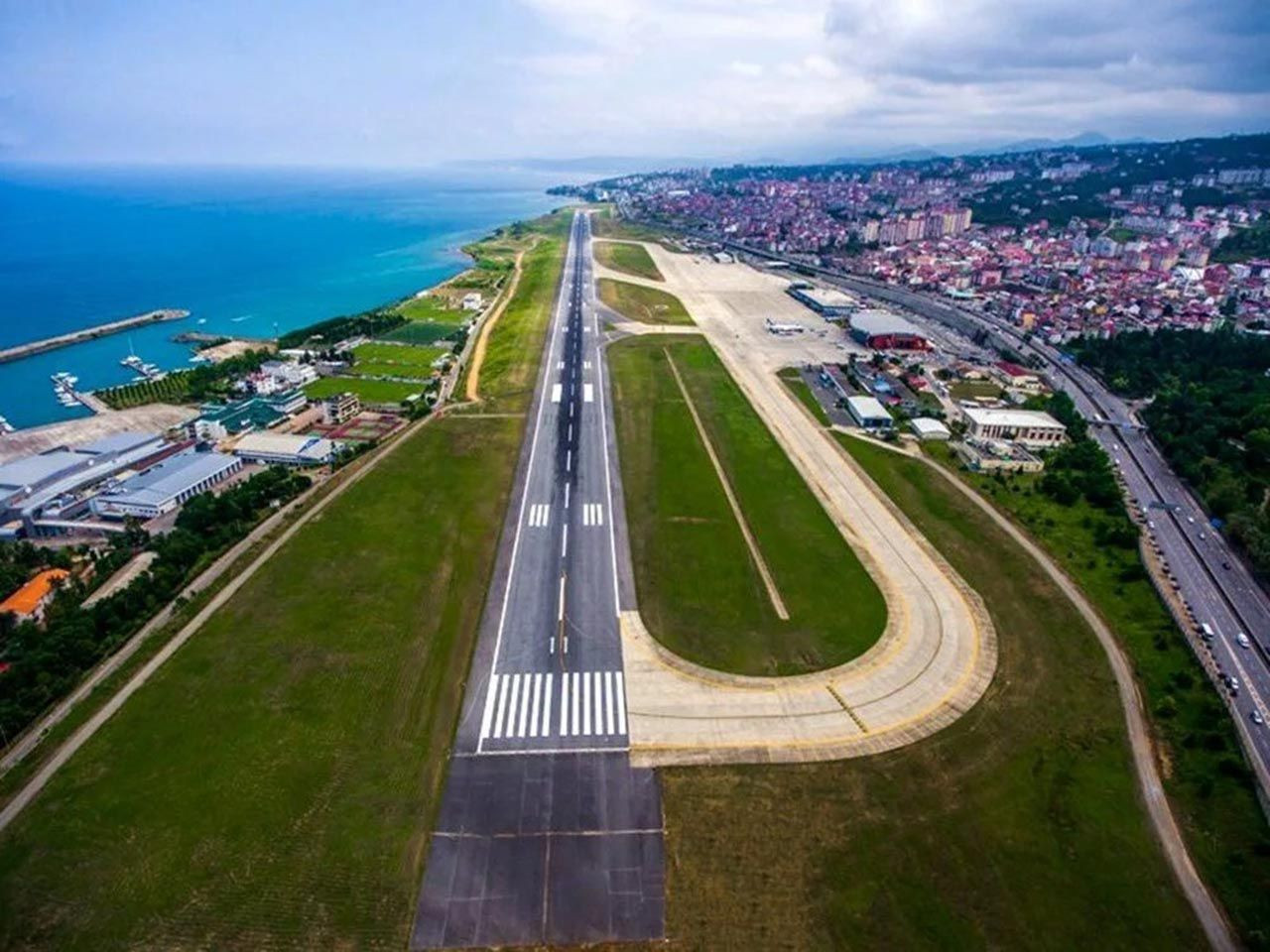 Trabzon Havalimanı'nda pist çatladı - Resim: 1