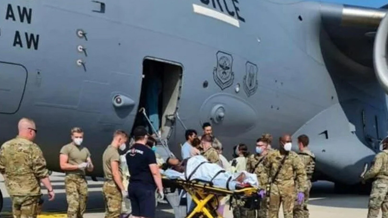 Afganistan'dan tahliye edilen bir kadın ABD uçağında doğum yaptı