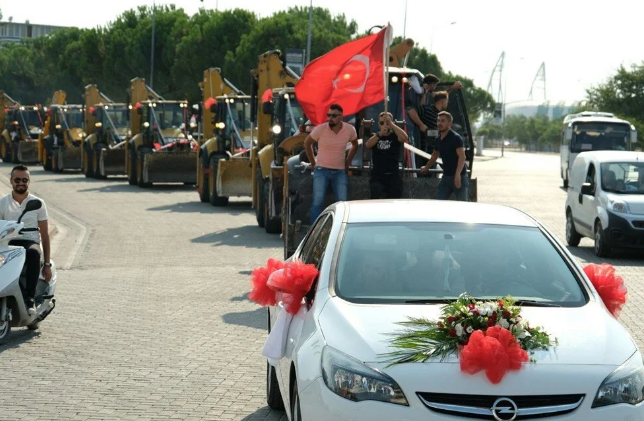 Böyle düğün konvoyu görülmedi! Gören dönüp bir daha baktı