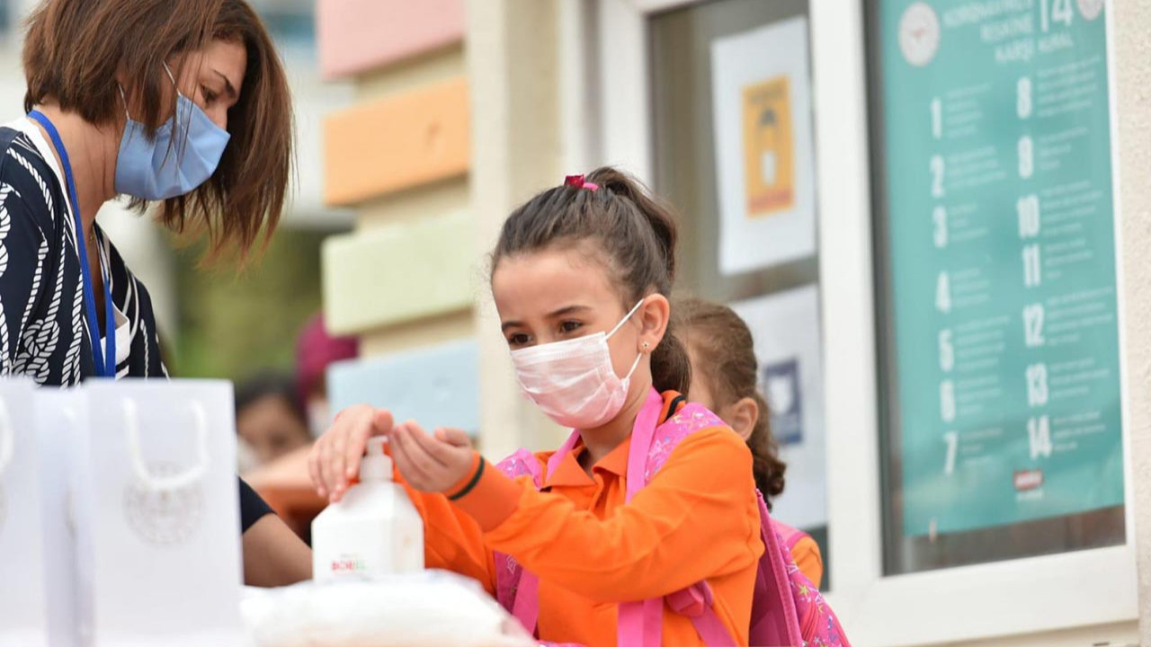 MEB yeni rehberi yayınladı: Okulda pozitif vaka çıkarsa ne olacak ?