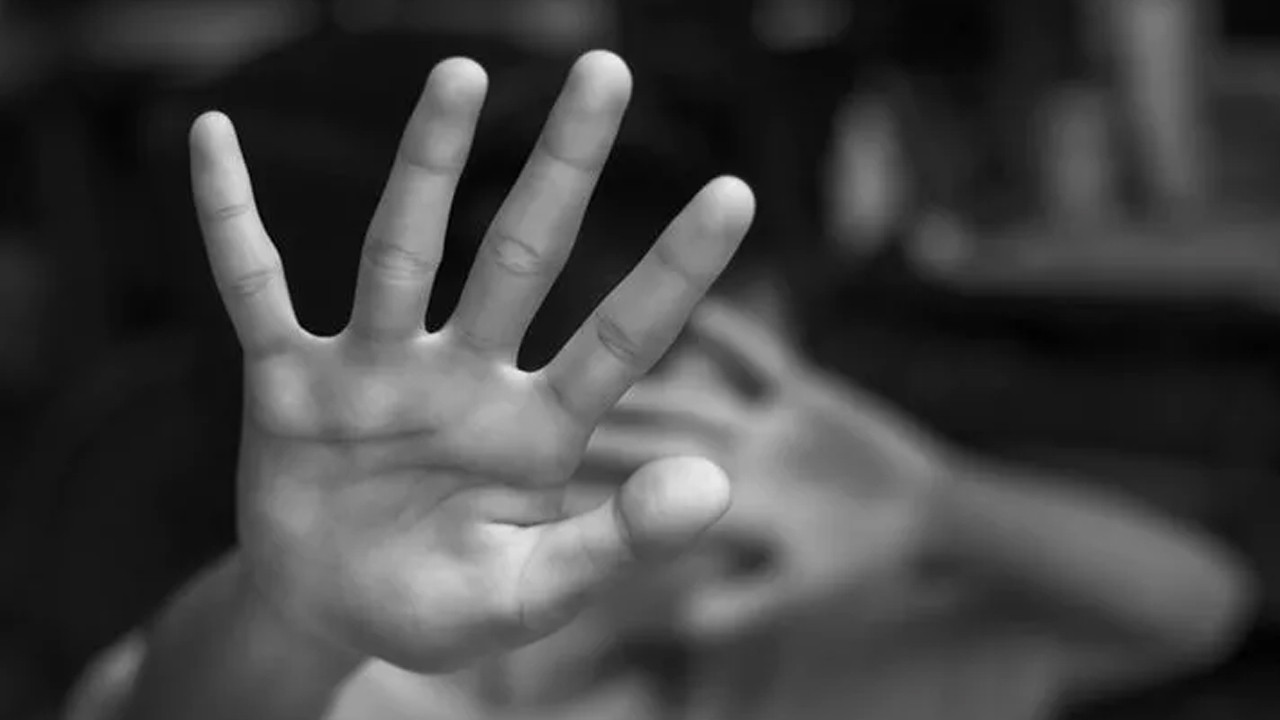 13 yaşındaki erkek çocuğuna iğrenç mesajlar: Cinsel organını göster