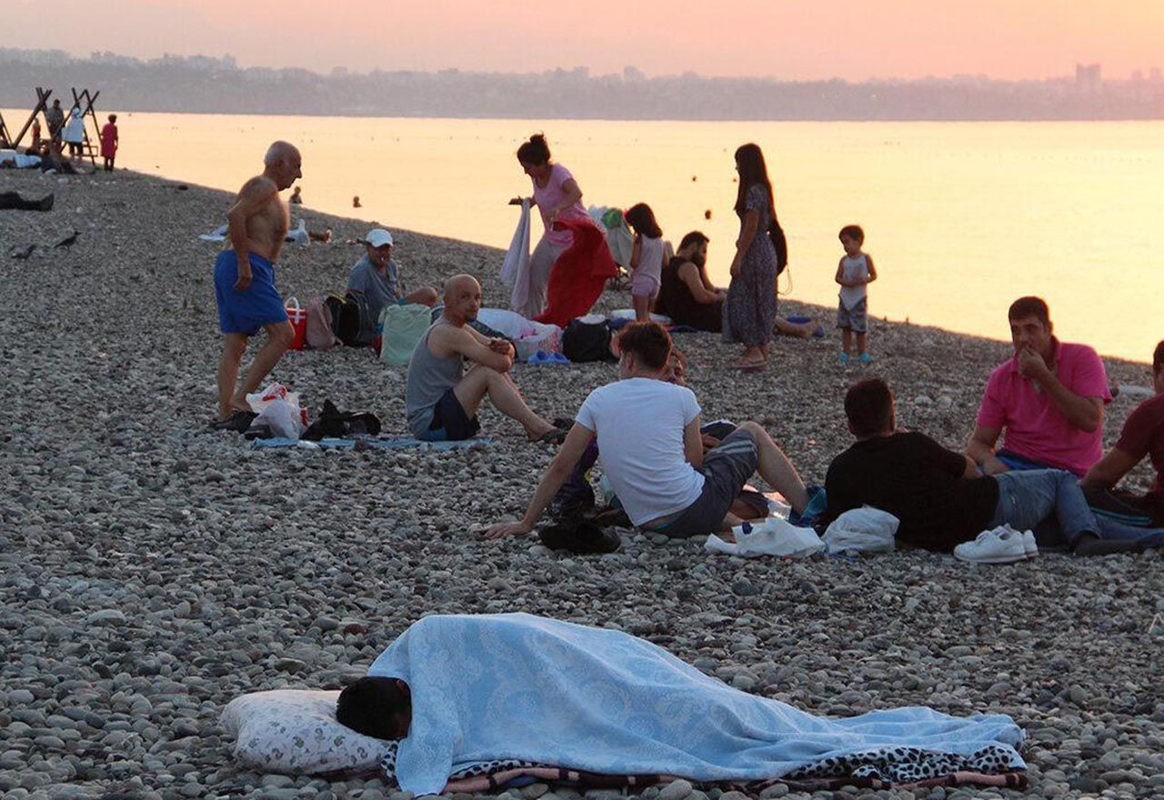 Türkiye'nin tatil cennetinde ilginç görüntüler! Yatakhaneye döndü - Resim: 4