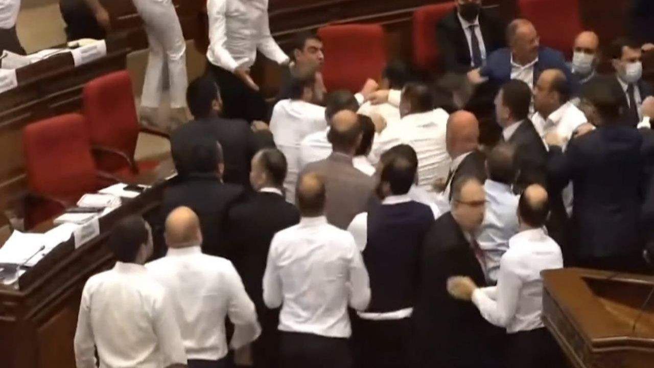 Ermenistan'da parlamento karıştı! Milletvekiline su şişesi fırlatıldı