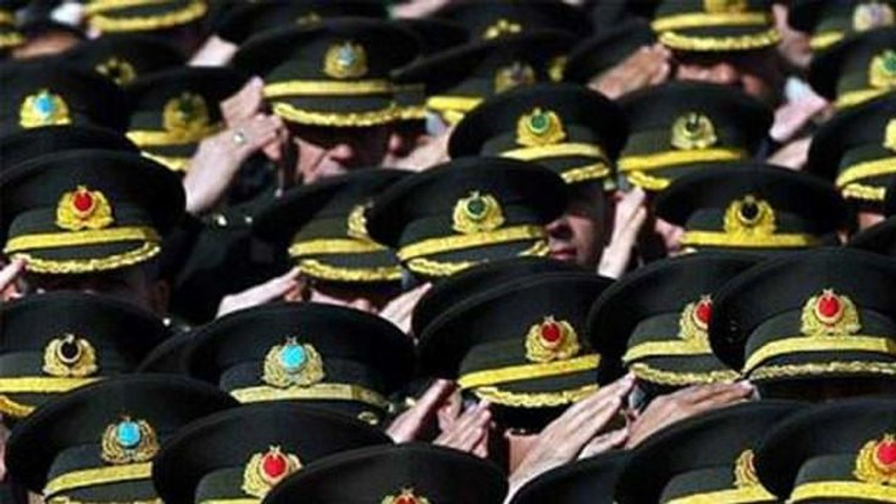 Kumpas mağduru komutanlara yeni görev