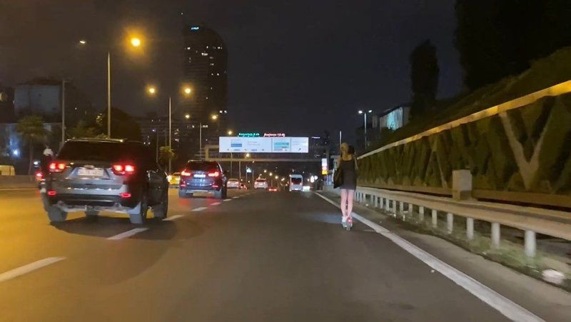 İstanbul'da akılalmaz anlar: 2 genç kız E-5’i karıştırdı! - Resim: 2