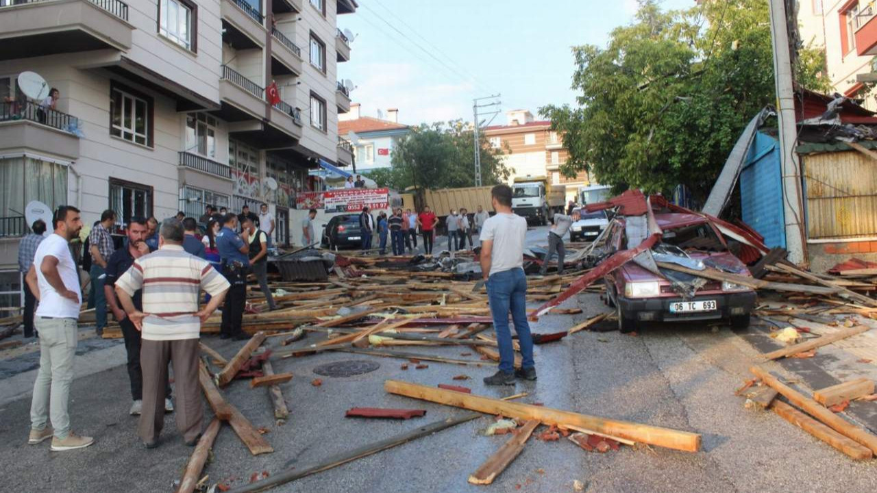 Ankara'da çatıları uçuran fırtına! 3 binanın çatısı uçtu