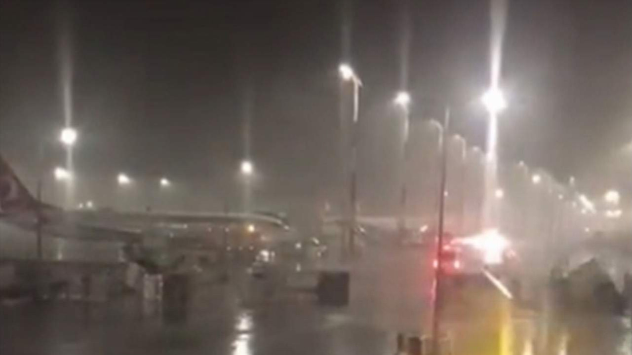 Fırtına İstanbul Havalimanı'nda ortalığı birbirine kattı
