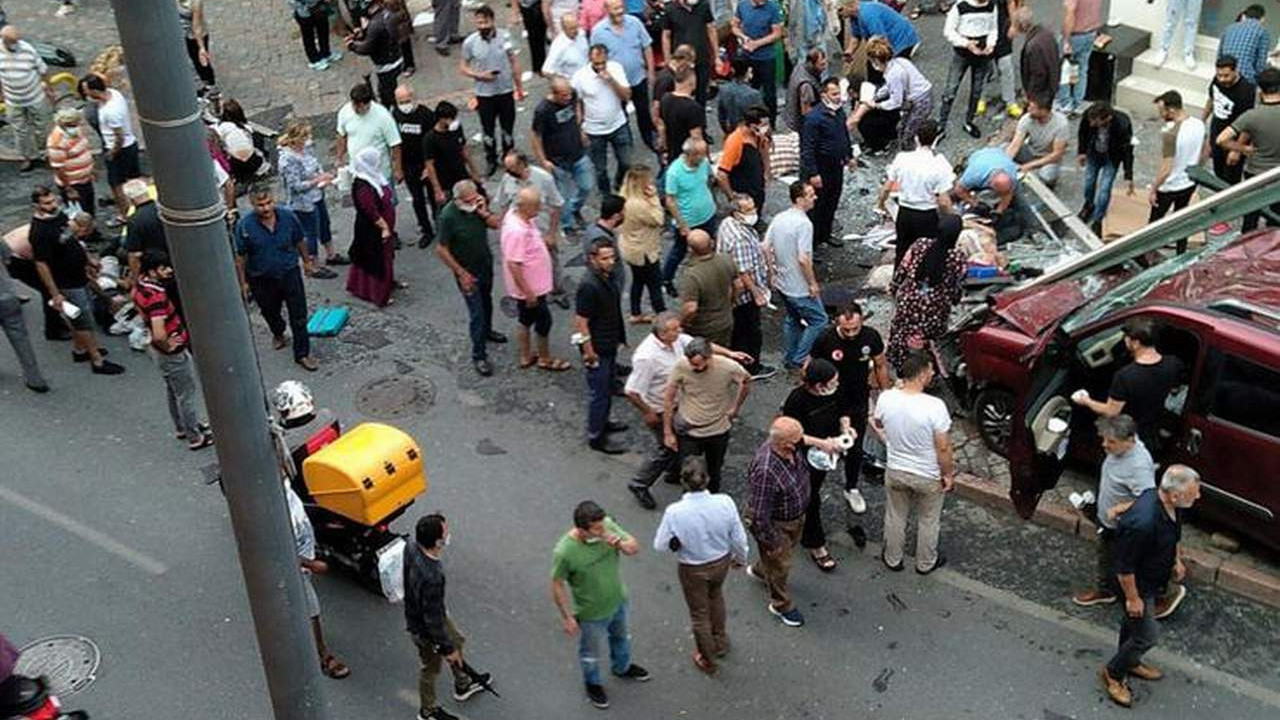 İstanbul'da araç durağa daldı: Yaralılar var !