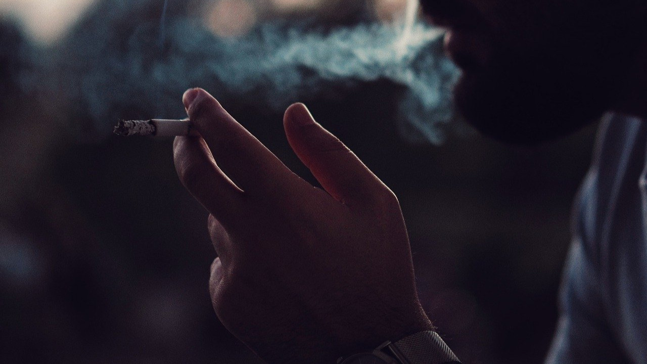 Dev firma evden çalışanlara da mesaide sigara içmeyi yasakladı