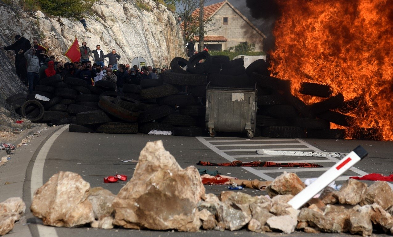 Karadağ’da kanlı protesto: 50 kişi yaralandı!