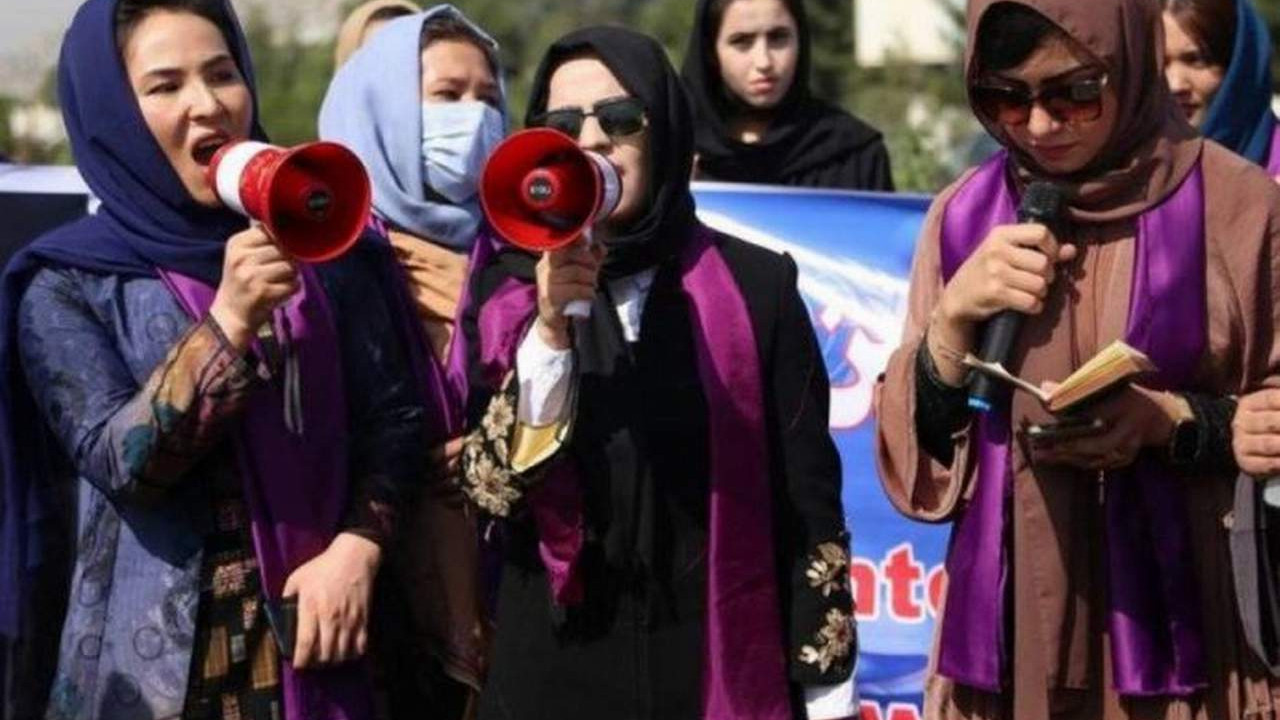 Yaşam hakları için sokağa çıkan kadınlara biber gazlı müdahale