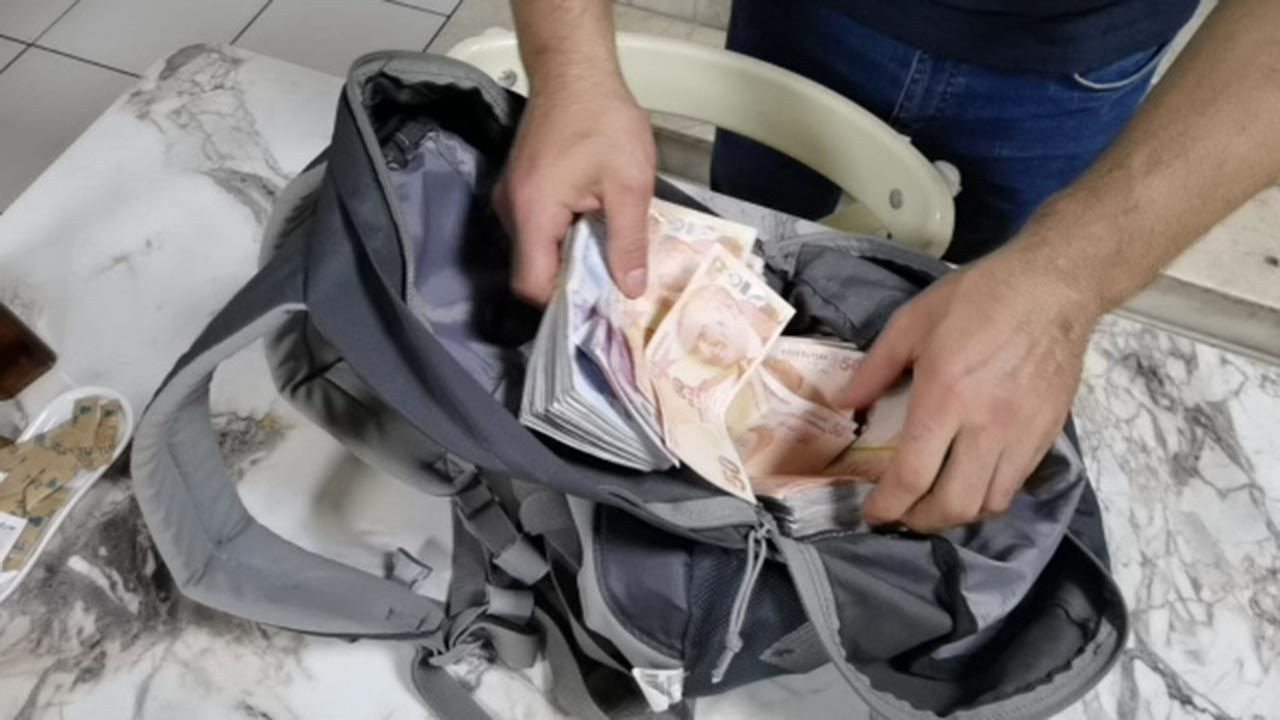 Bulduğu çantanın içerisinde tomar tomar para çıkınca... - Resim: 1