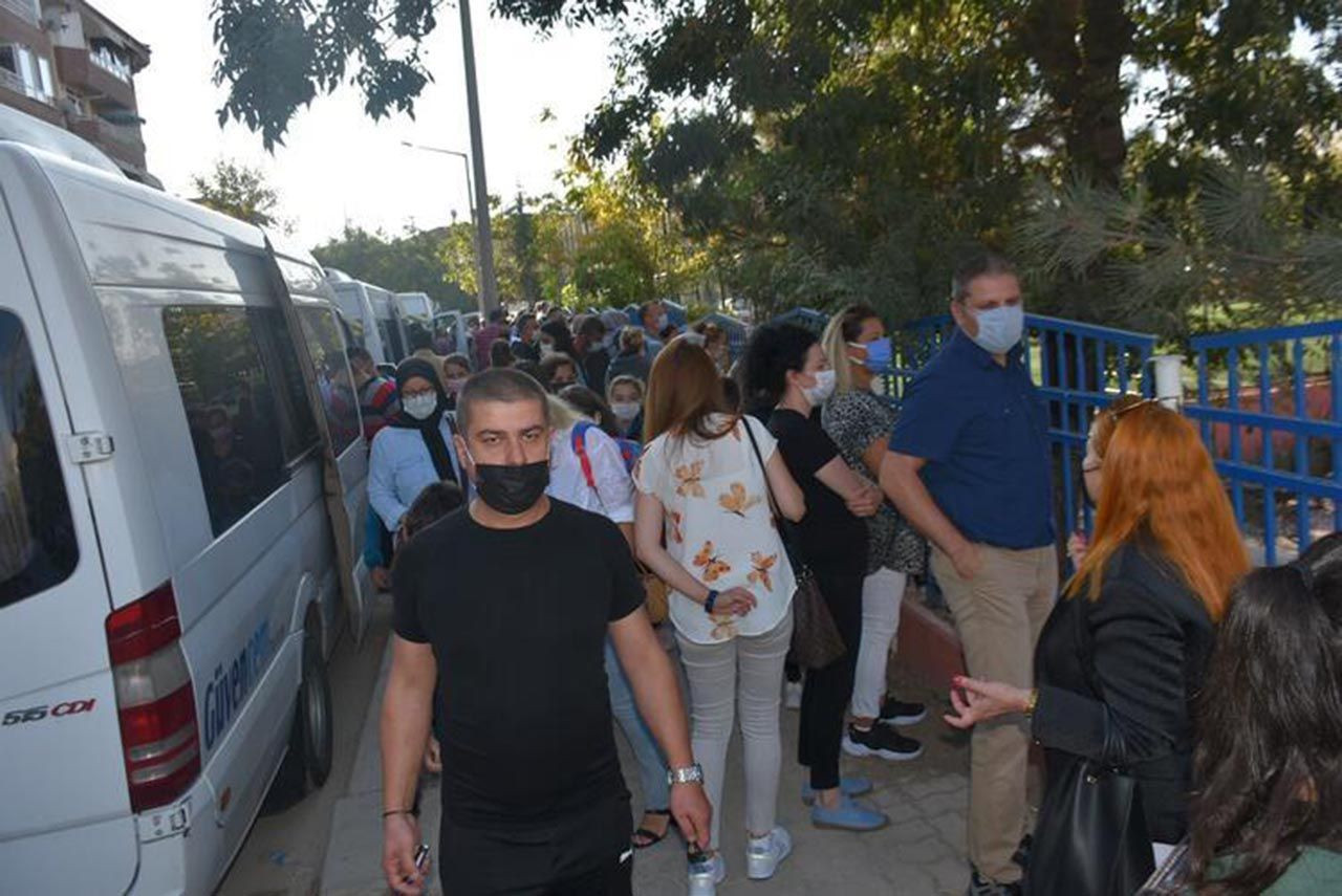 Okul önünde bekleyen velileri şaşırtan anons - Resim: 3