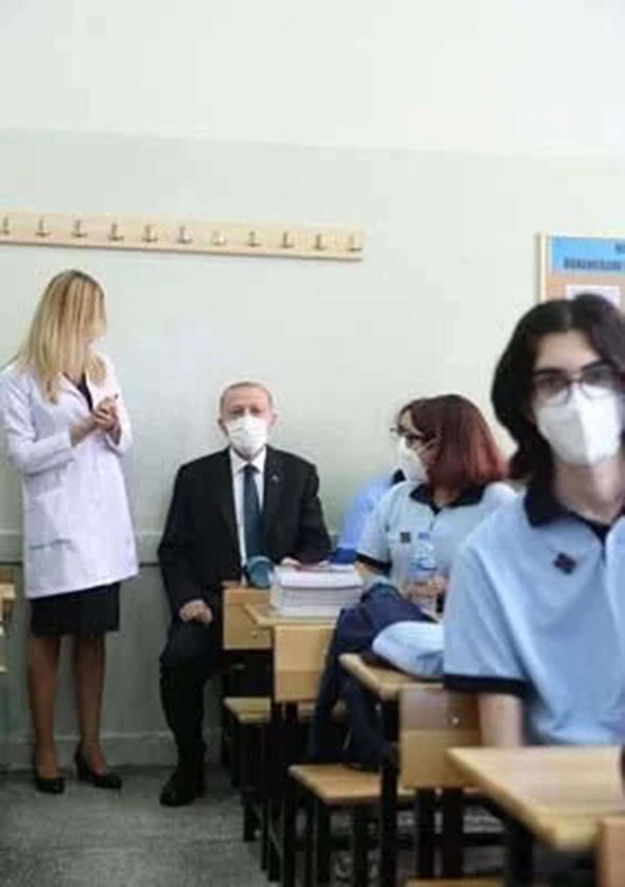 Erdoğan 18 ay aranın ardından başlayan yüz yüze eğitimin ilk gününde tahtaya bunu yazdı