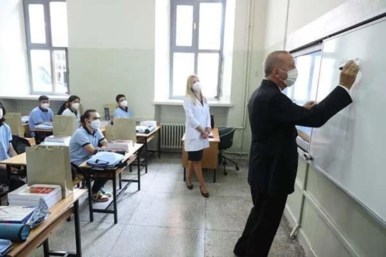 Erdoğan 18 ay aranın ardından başlayan yüz yüze eğitimin ilk gününde tahtaya bunu yazdı