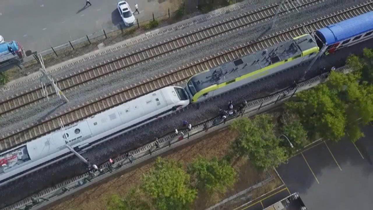 İstanbul'da faciaya 1 milimetre kaldı! İki tren kafa kafaya durdu: Yaralılar var! - Resim: 4