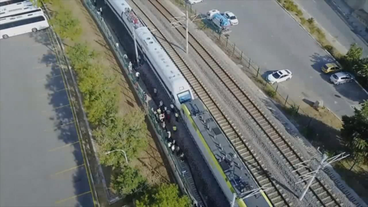 İstanbul'da faciaya 1 milimetre kaldı! İki tren kafa kafaya durdu: Yaralılar var! - Resim: 2