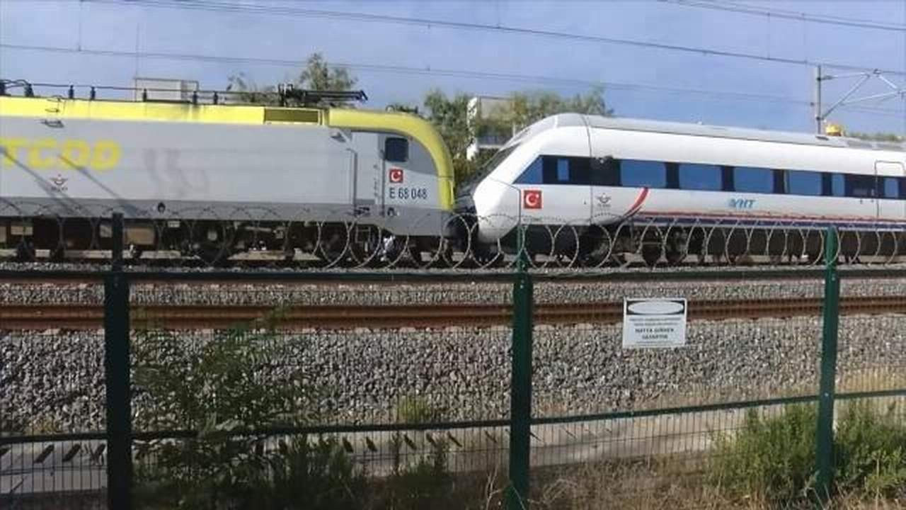 İstanbul'da faciaya 1 milimetre kaldı! İki tren kafa kafaya durdu: Yaralılar var!