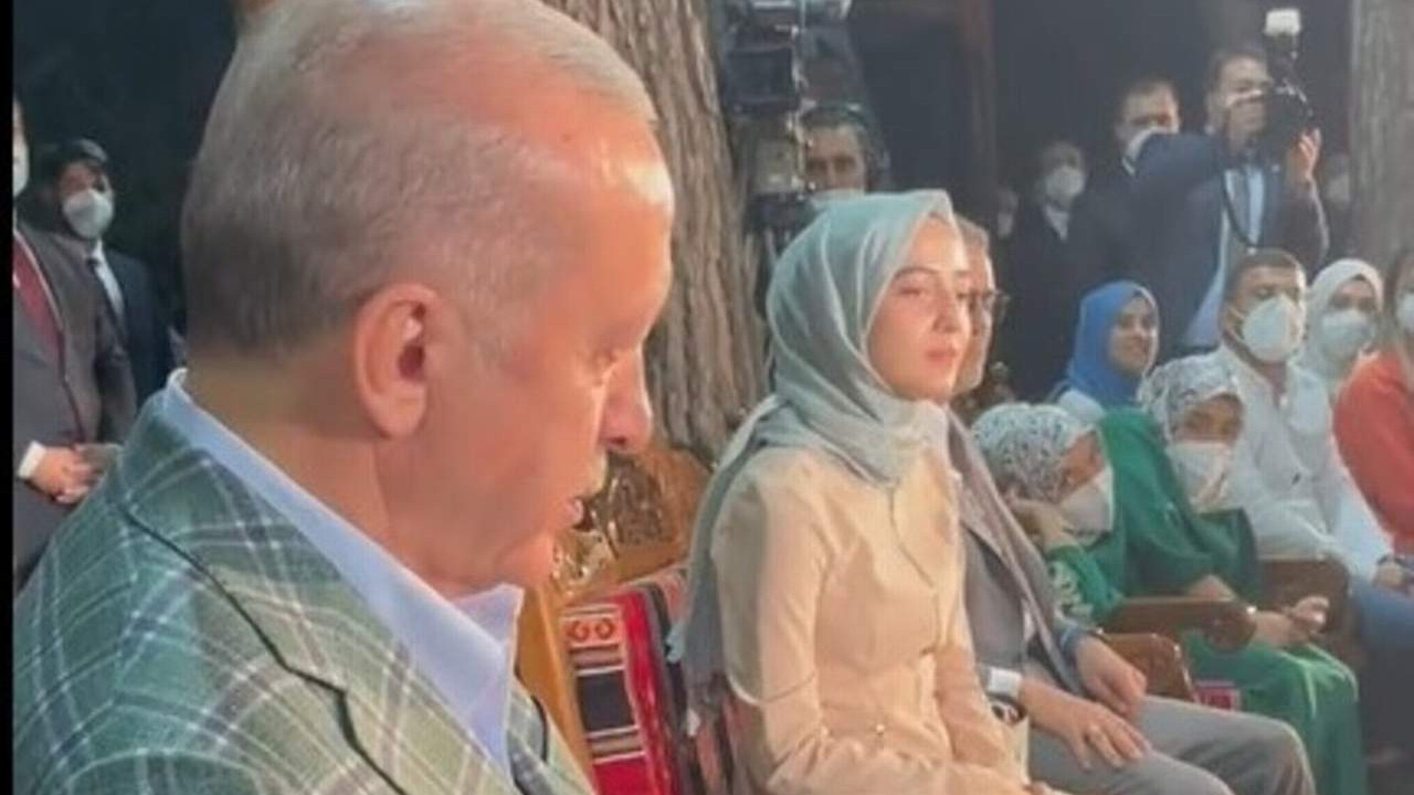 Erdoğan kendi okuduğu şiiri dinlerken ağladı