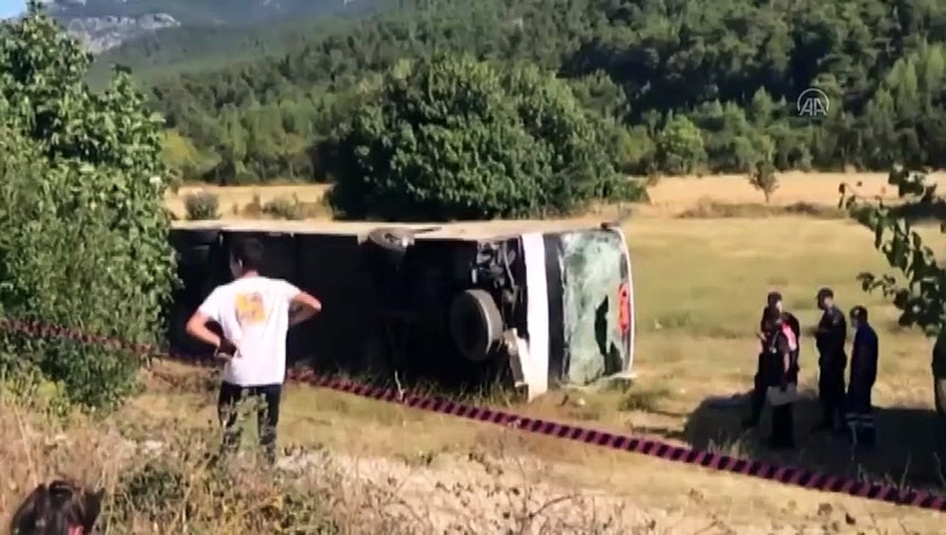 Turist otobüsü ile öğrenci servisi çarpıştı: Ölü ve yaralılar var!