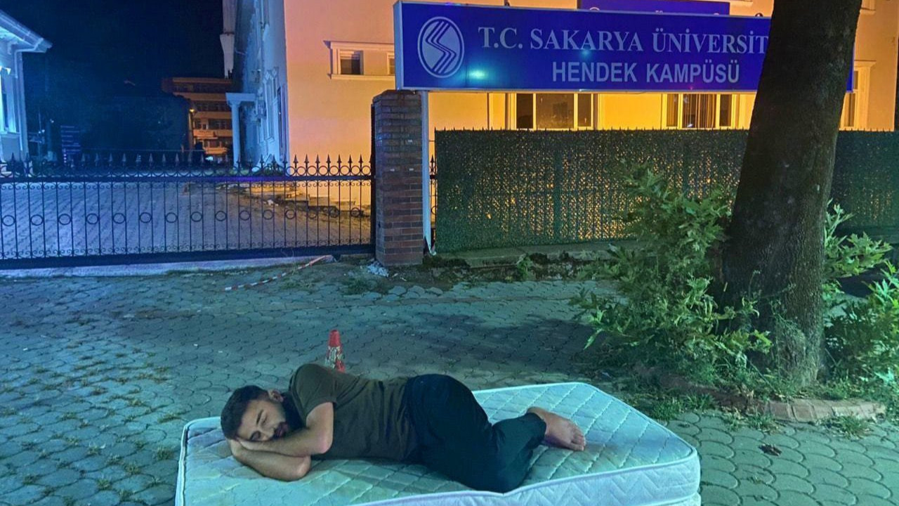 Tüm Türkiye görsün diye, kampüs girişinde uyudu
